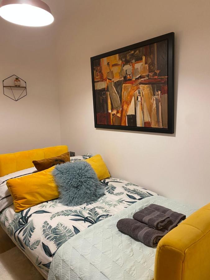 Appartamento Lovely 3 Bed With Jacuzzi, Close To Airport, Driveway, Wifi Edimburgo Esterno foto